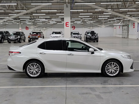 2020 Toyota Camry VIII (XV70), белый, 2430000 рублей, вид 4