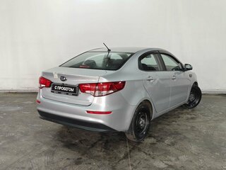2015 Kia Rio III Рестайлинг, серебристый, 792000 рублей, вид 4