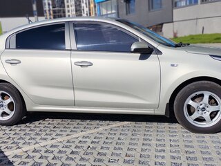 2019 Kia Rio IV, бежевый, 1420000 рублей, вид 2