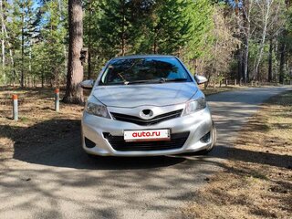 2014 Toyota Vitz III (XP130), серебристый, 670000 рублей, вид 5