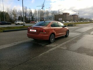 2017 Volkswagen Polo V Рестайлинг, красный, 950000 рублей, вид 2