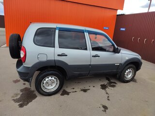 2014 Chevrolet Niva I Рестайлинг, серебристый, 650000 рублей, вид 4