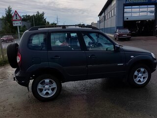 2012 Chevrolet Niva I Рестайлинг, серебристый, 420000 рублей, вид 2