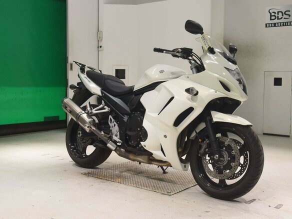 2011 Suzuki GSX 1250 FA, белый - вид 2