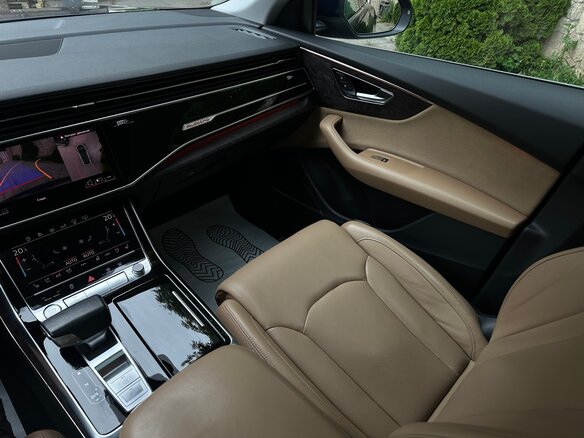 2018 Audi Q8 55 TFSI I (4M), синий, 3900000 рублей - вид 20
