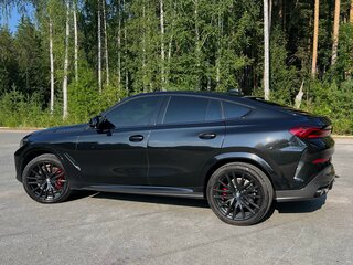 2021 BMW X6 40i III (G06), чёрный, 7000000 рублей, вид 4