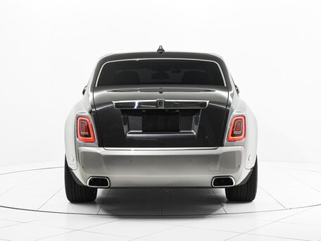2019 Rolls-Royce Phantom VIII (Series I), серебристый, 32600000 рублей, вид 3