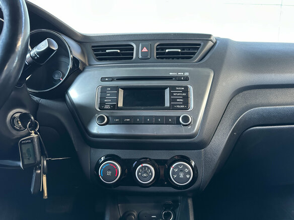 2017 Kia Rio III Рестайлинг, белый - вид 16