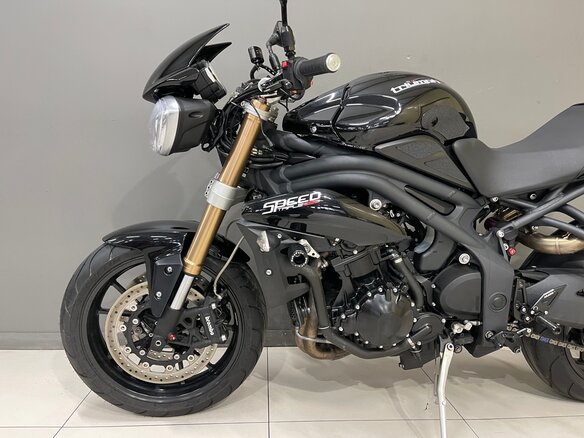2013 Triumph Speed Triple, чёрный, 680000 рублей - вид 4