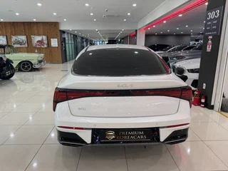 2023 Kia K5 III Рестайлинг, белый, 2390000 рублей, вид 4