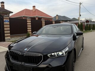 2024 BMW 5 серии 520i VIII (G60/G61/G68), синий, 6850000 рублей, вид 3