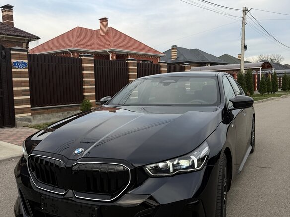2024 BMW 5 серии 520i VIII (G60/G61/G68), синий, 6850000 рублей - вид 2