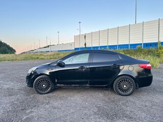 2013 Kia Rio 5-speed III, чёрный, 530000 рублей, вид 4