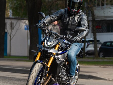 2023 Yamaha MT-09 (FZ-09), серый, 1100000 рублей, вид 5