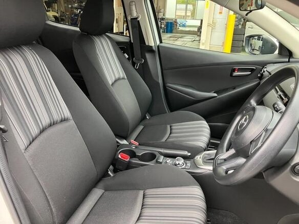 2022 Mazda 2 III (DJ) Рестайлинг, белый, 890700 рублей - вид 11