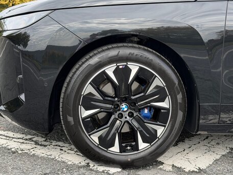 2026 BMW iX xDrive45 I (I20) Рестайлинг, чёрный, 12250000 рублей, вид 5