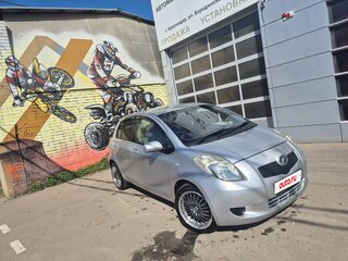 2005 Toyota Vitz II (XP90), серебристый, 480000 рублей, вид 3