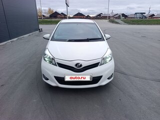 2013 Toyota Vitz III (XP130), белый, 720000 рублей, вид 2