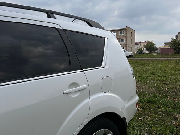2011 Mitsubishi Outlander II Рестайлинг, белый, 1300000 рублей - вид 5