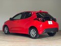 2022 Toyota Yaris IV, красный, 1014000 рублей - вид 5