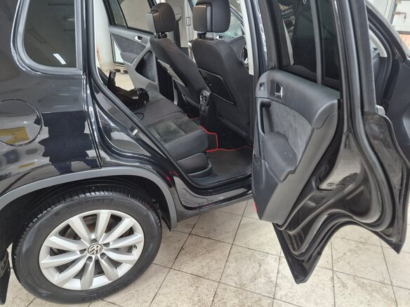 2016 Volkswagen Tiguan I Рестайлинг, чёрный, 1500000 рублей - вид 8