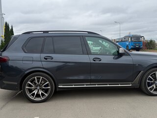 2021 BMW X7 M50d I (G07), серый, 8999990 рублей, вид 4