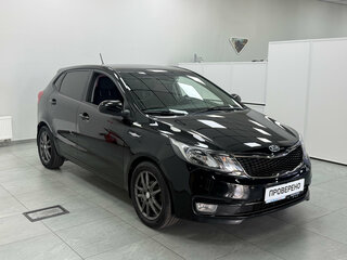 2016 Kia Rio III Рестайлинг, чёрный, 960000 рублей, вид 3