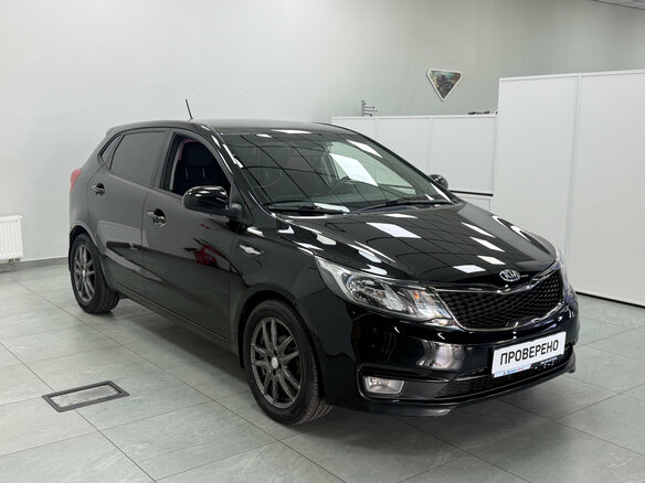 2016 Kia Rio III Рестайлинг, чёрный, 930000 рублей - вид 2