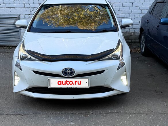 2017 Toyota Prius IV (XW50), белый, 1730000 рублей