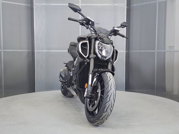 2024 Ducati Diavel V4, чёрный, 2549000 рублей - вид 2