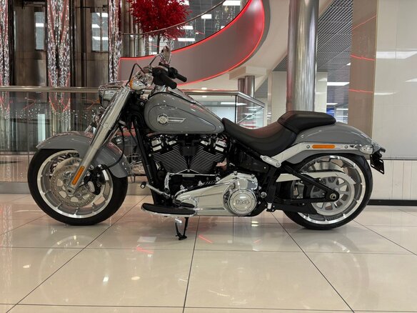 2024 Harley-Davidson Fat Boy, серый, 2555000 рублей - вид 4