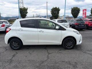 2020 Toyota Vitz III (XP130) Рестайлинг 2, белый, 900000 рублей, вид 4