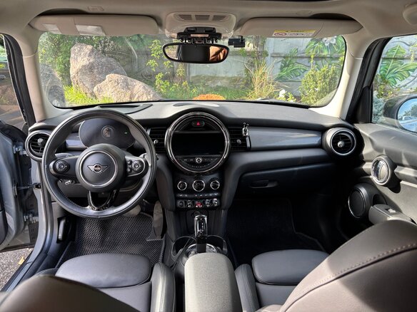 2020 Mini Hatch Cooper III (F55/F56) Рестайлинг, серый, 2350000 рублей - вид 3