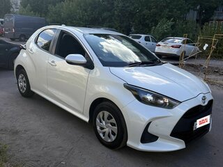 2021 Toyota Yaris IV, белый, 1260000 рублей, вид 2