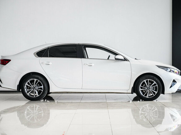 2021 Kia Cerato IV Рестайлинг, белый, 2280000 рублей - вид 3