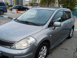 2011 Nissan Tiida I Рестайлинг, серый, 650000 рублей, вид 1