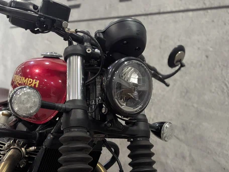 2022 Triumph Bonneville Bobber, красный, 1490000 рублей, вид 3
