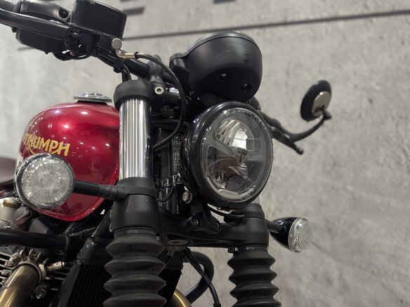 2022 Triumph Bonneville Bobber, красный, 1490000 рублей - вид 2