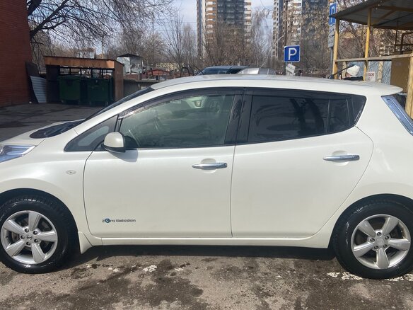 2013 Nissan Leaf (EM57) I (ZE0/AZE0), белый, 1250000 рублей - вид 5