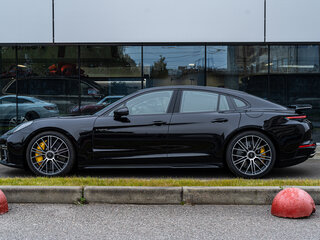 2026 Porsche Panamera Turbo S E-Hybrid III, чёрный, 37999000 рублей, вид 4