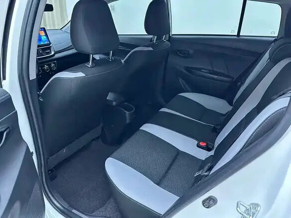 2023 Toyota Yaris L XP150 Рестайлинг, белый, 846000 рублей - вид 11