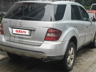 2005 Mercedes-Benz M-Класс 500 II (W164), серебристый, 1900000 рублей, вид 2