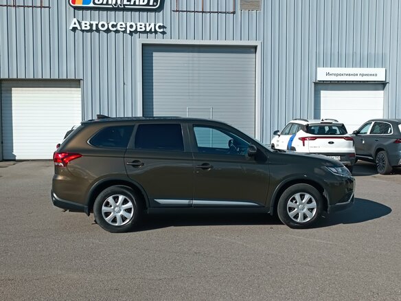 2019 Mitsubishi Outlander III Рестайлинг 3, коричневый, 1860000 рублей - вид 4