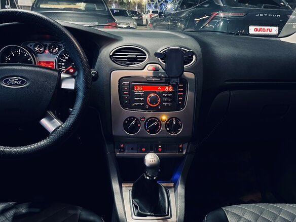 2010 Ford Focus II Рестайлинг, серебристый, 610000 рублей - вид 5