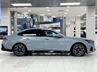 2025 BMW 5 серии 530i xDrive VIII (G60/G61/G68), серый, 9250000 рублей, вид 4