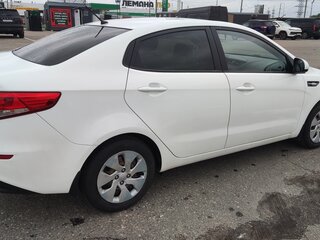 2016 Kia Rio III Рестайлинг, белый, 750000 рублей, вид 5