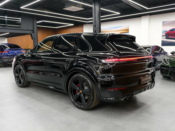 2026 Porsche Cayenne GTS III Рестайлинг, чёрный, 25600000 рублей - вид 3