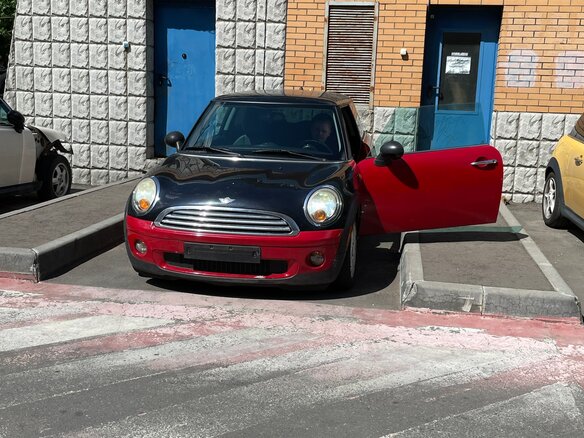2006 Mini Hatch Cooper II (R56), красный
