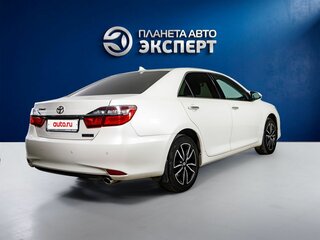 2017 Toyota Camry VII (XV50) Рестайлинг 2, белый, 2649000 рублей, вид 4