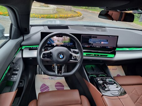 2024 BMW 5 серии 530i xDrive VIII (G60/G61/G68), серый, 7600000 рублей, вид 3